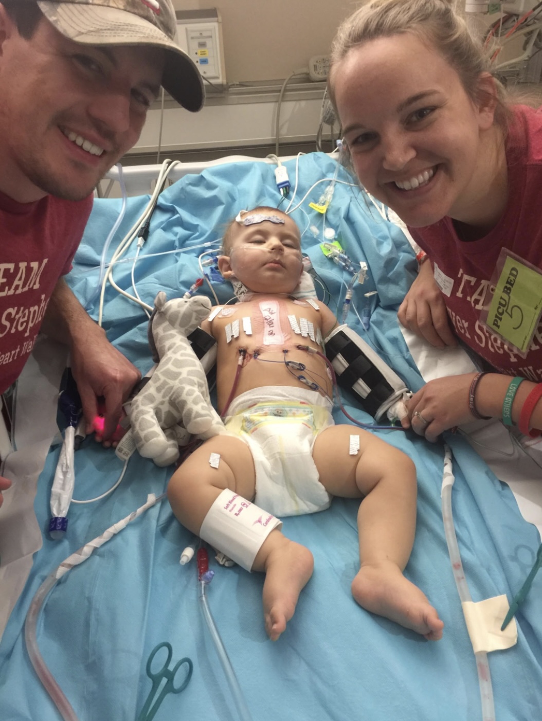 美國一名男童因患有罕見的先天性心臟病,年紀小小就要接受開胸手術。