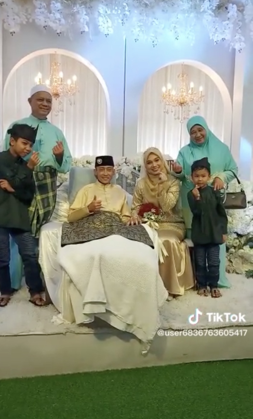 婚禮現場氣氛熱鬧,兩人臉上洋溢著幸福的笑容。