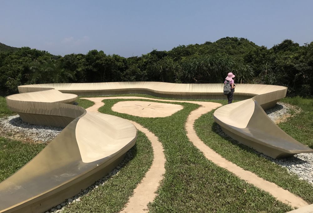 「西灣觀星地點」環形座椅按四周樹線形態建造，流線形的設計，融入大自然當中，十分美觀。