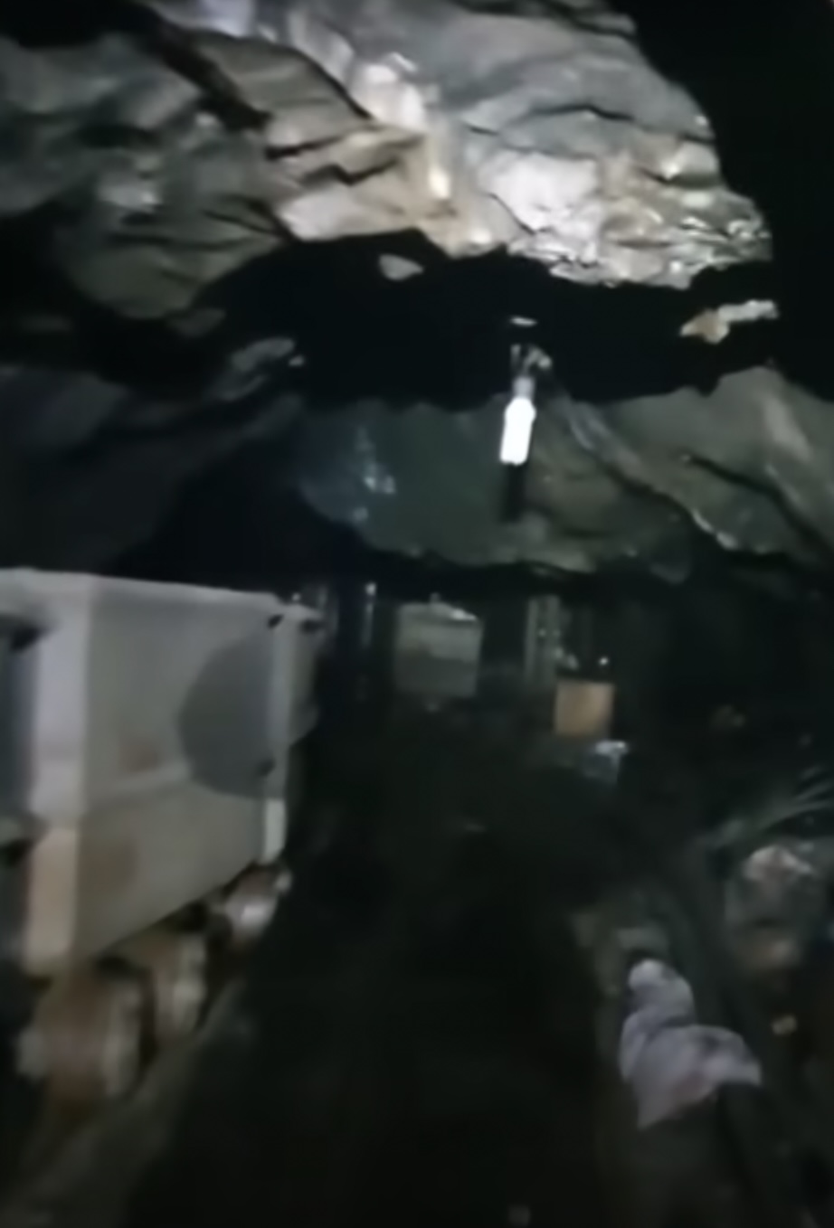 各地礦工一聽到有同僚受困，自願趕來救援。