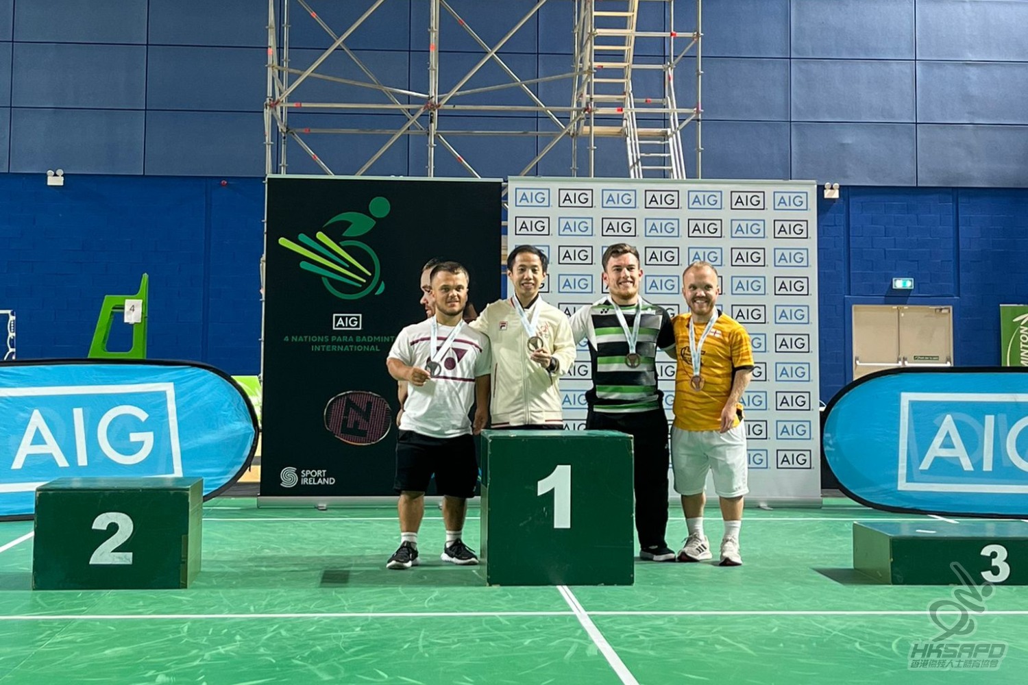 朱文佳(左二)奪得男子SH6級單打金牌。