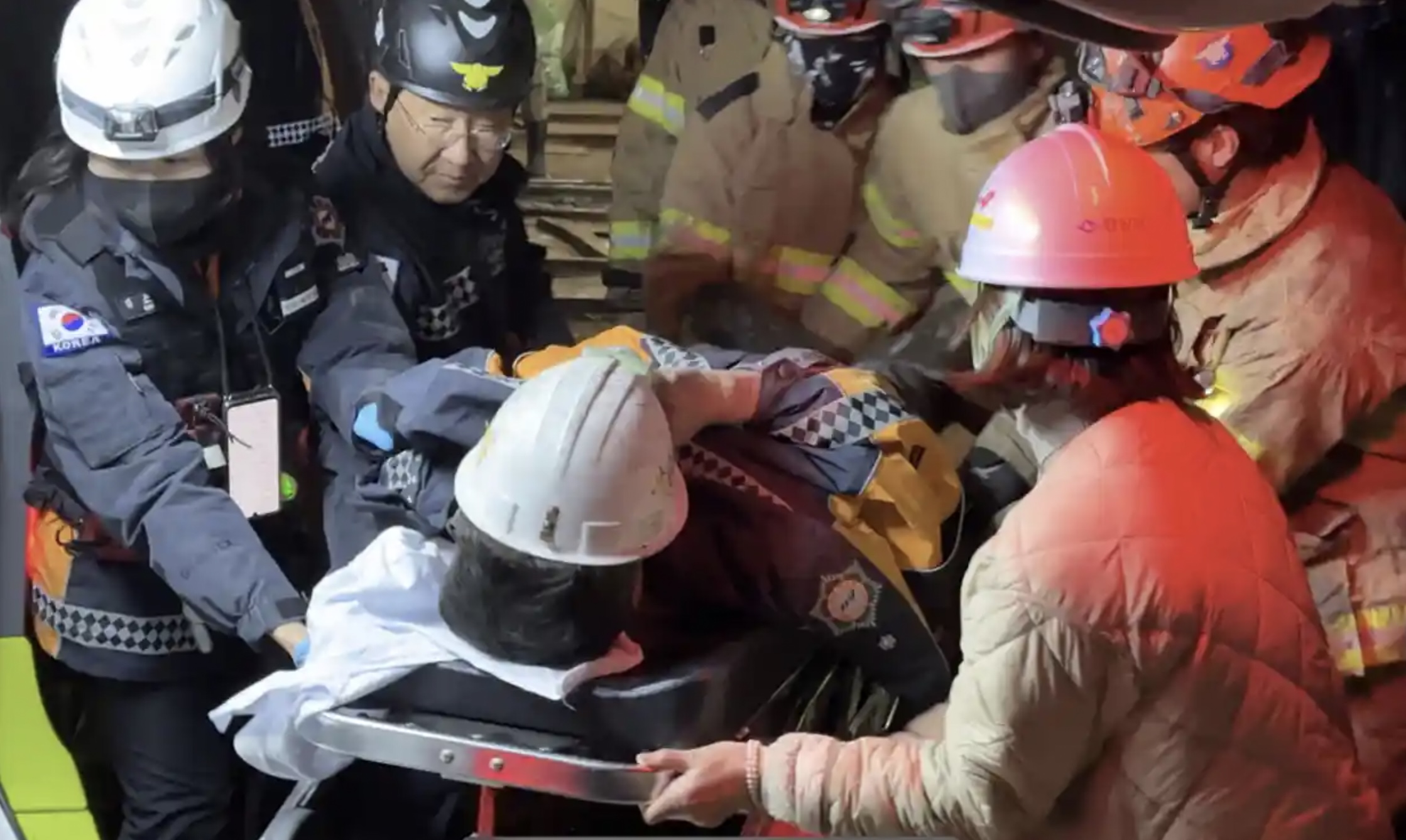韓國2名礦工被困在地下190公尺長達9天後奇蹟獲救。