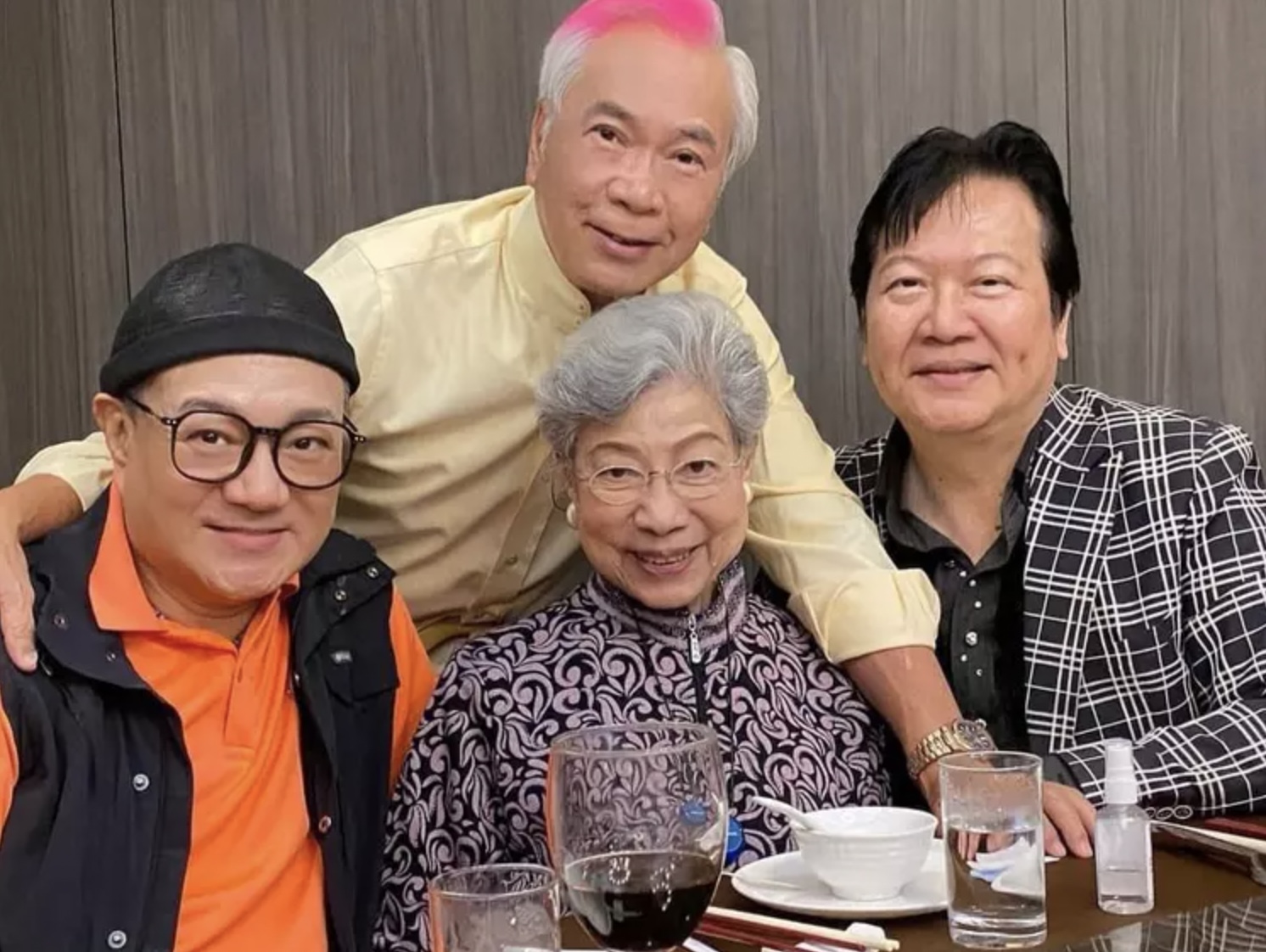 羅蘭開心不已，對鏡頭露出燦爛笑容。