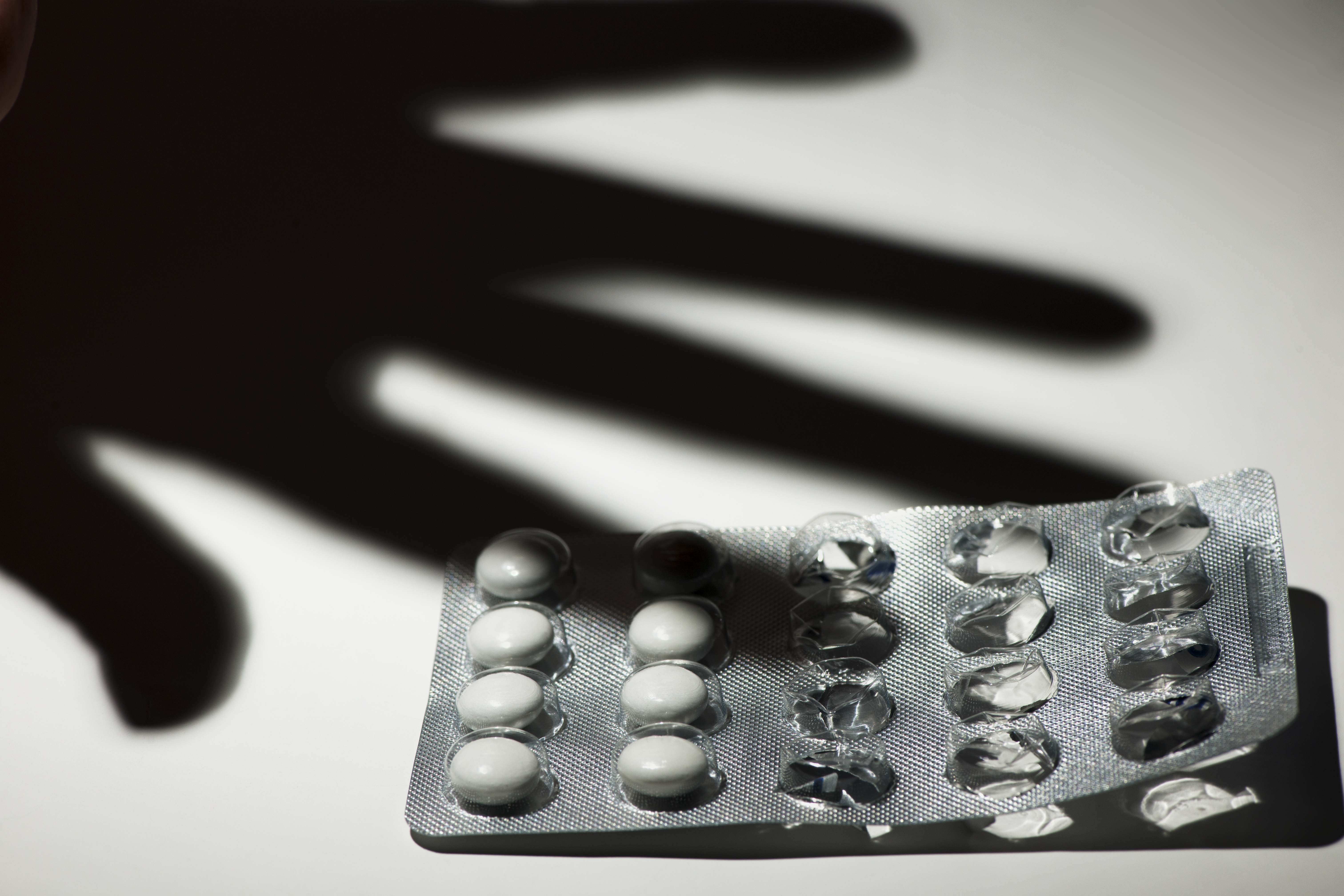 一名伊利沙伯醫院副顧問醫生涉嫌濫開逾1,000樽咳藥水及逾400粒精神科藥物,並從醫院偷取有關藥物供自己使用及保存。