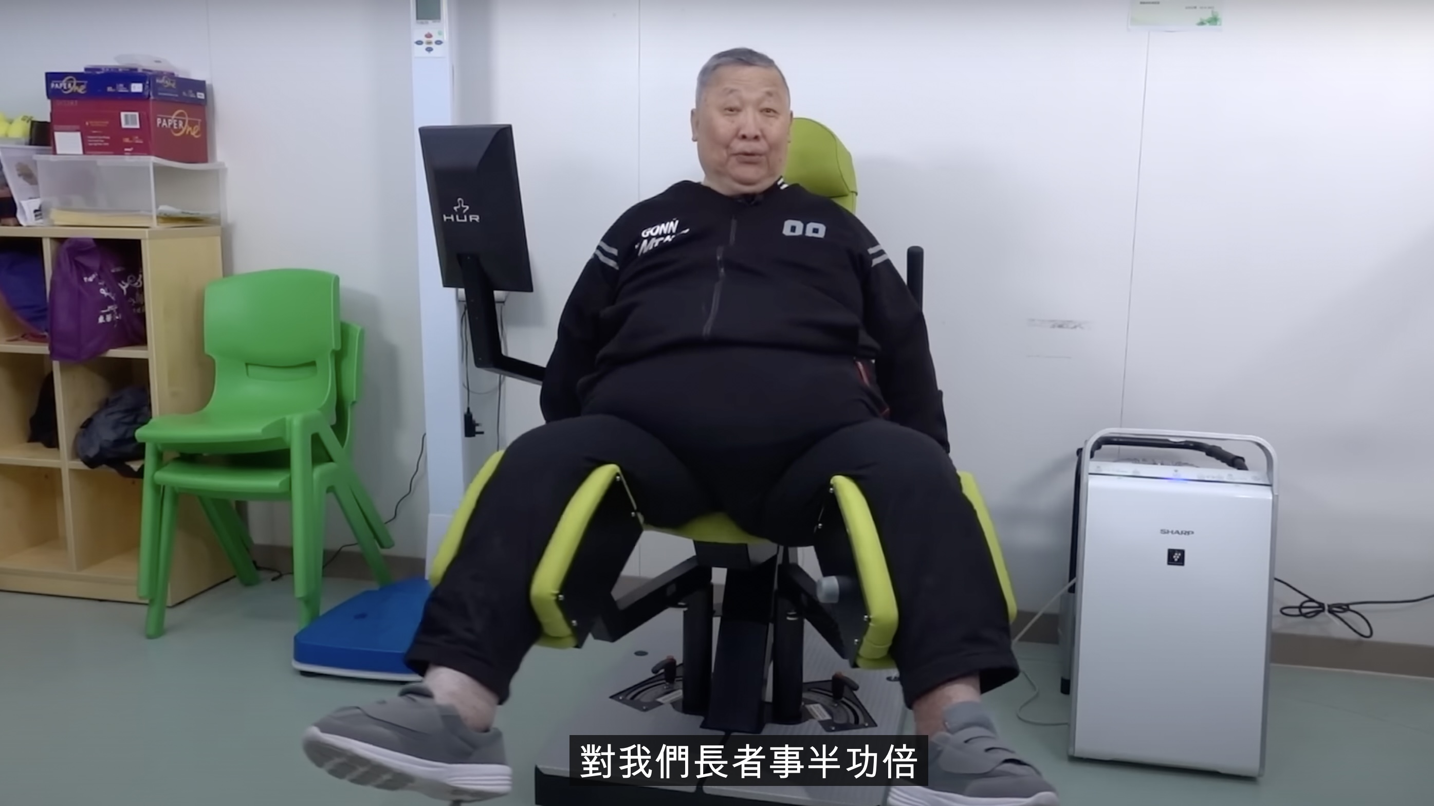 阿旦請來了專家教秦煌玩健身機。