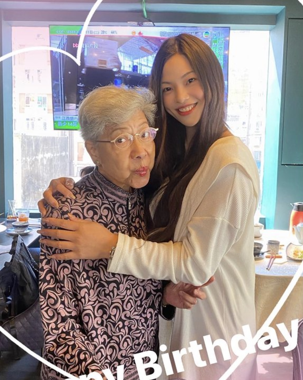 羅蘭姐調皮地對著鏡頭嘟嘴賣萌，十分可愛！