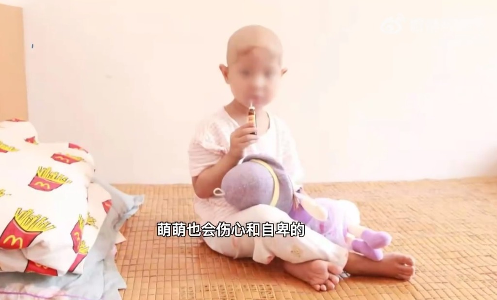 萌萌看到自己頭髮慢慢掉光而感到傷心和自卑。