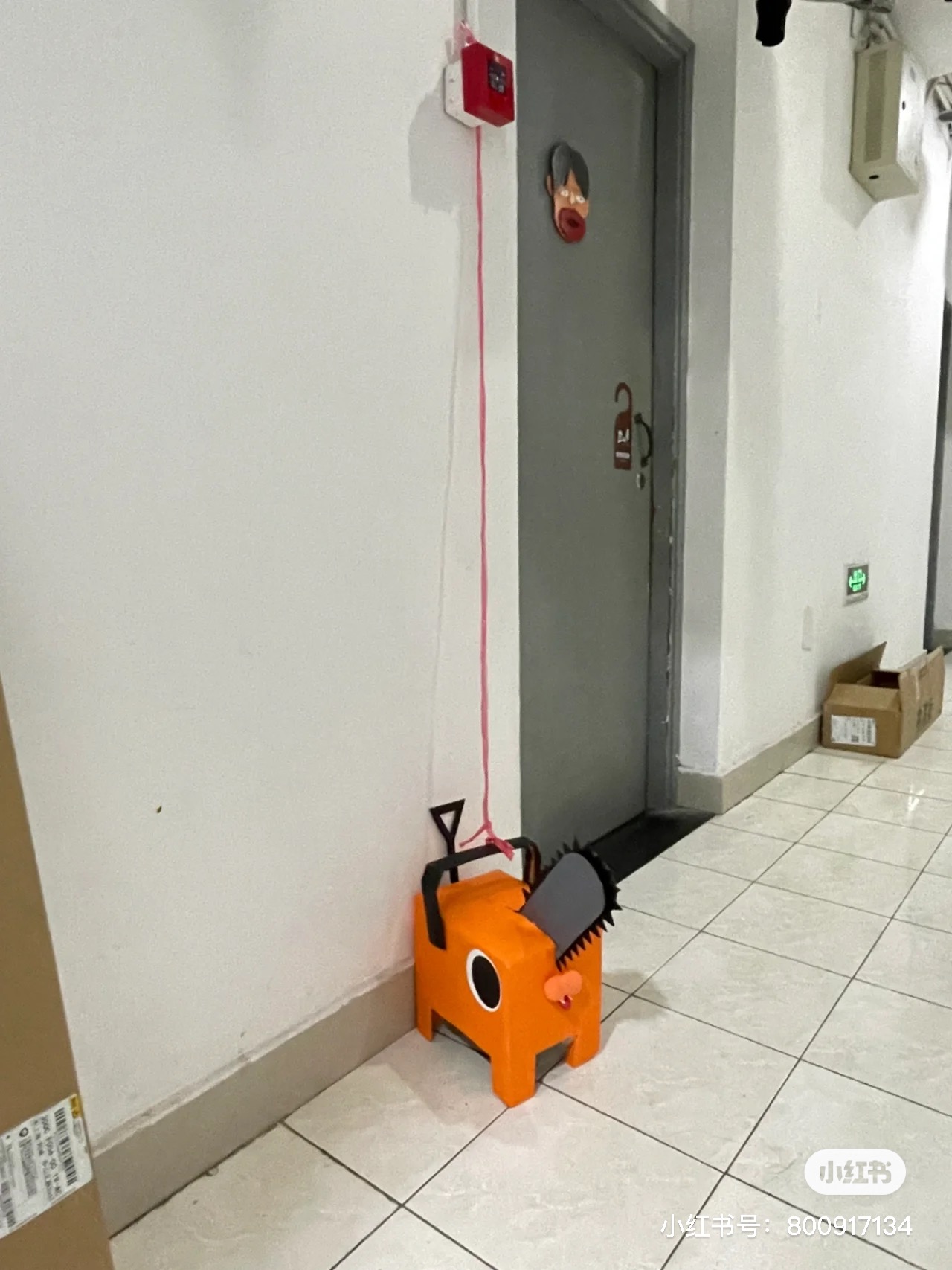 波奇塔造型的紙盒狗。