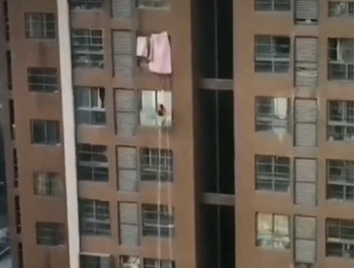 自製繩索，從陽台丟出繩索打算垂降到1樓。