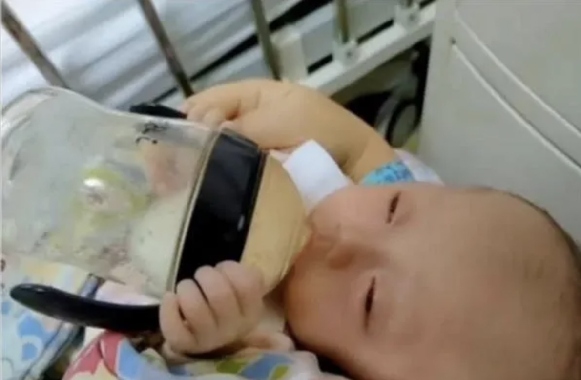 爸爸透露，女兒出現嘔吐、腹瀉等情況。