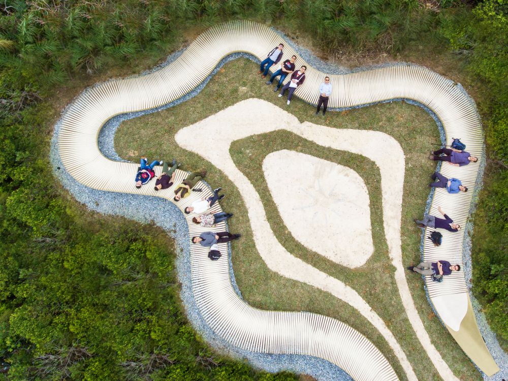在西灣營地附近，項目的最大特色是環形座椅，能做到360度觀星角度，即無論坐在哪個位置，都能看到星空。