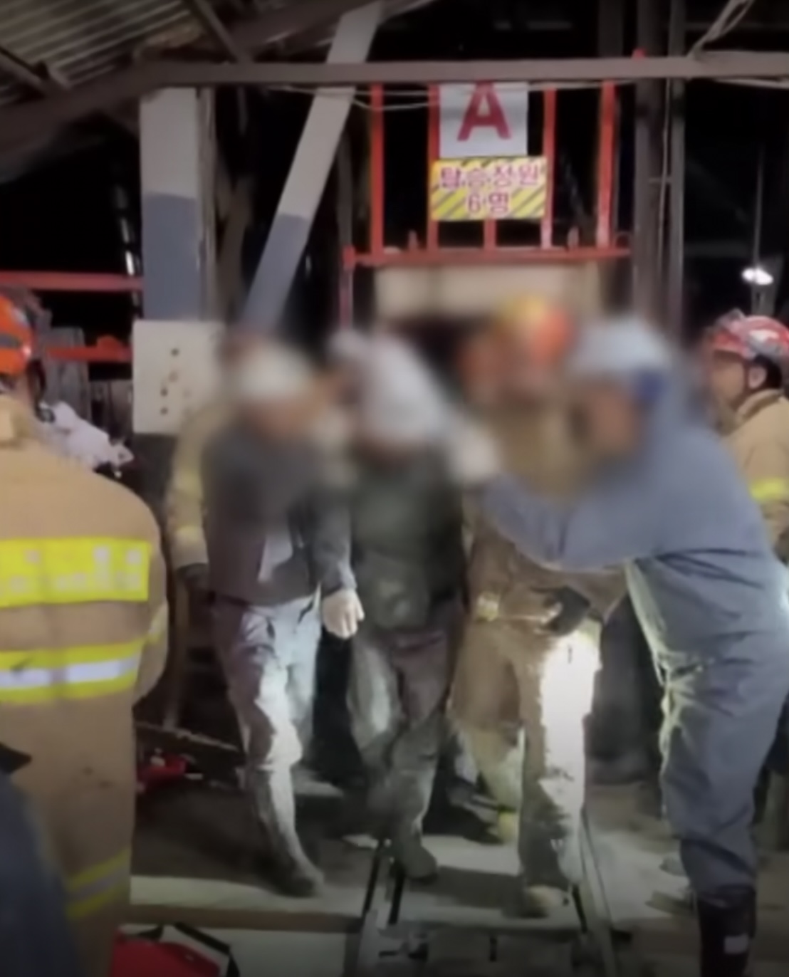 在場不少人看到2名礦工被救出都感動哭了。