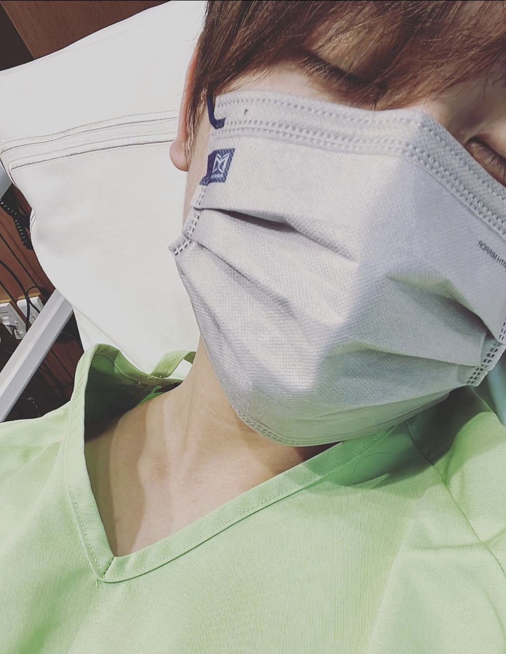 姜濤在手術後貼出自拍照向大家報平安。