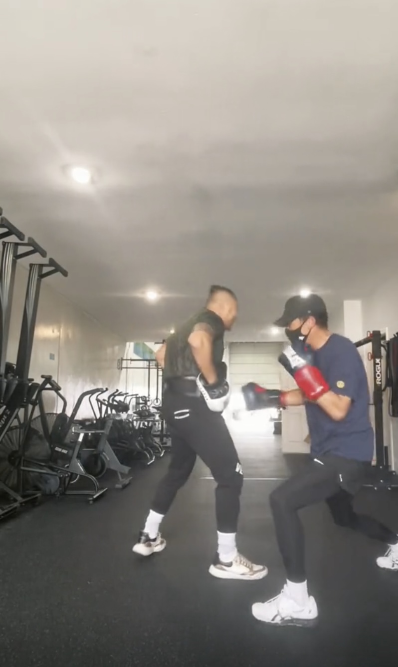 三哥和教練練習拳擊時，動作非常靈活。