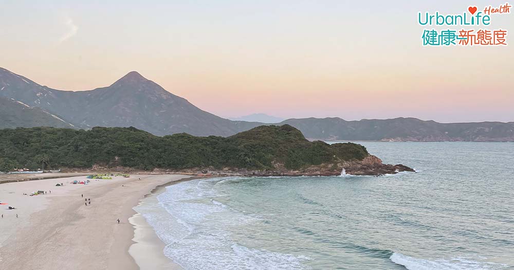 大浪西灣北面沙灘沙幼如粉，水清沙幼，有香港馬爾代夫之稱。