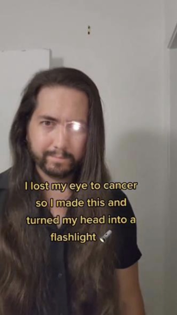 史丹利突發奇想,自己DIY改造義眼。