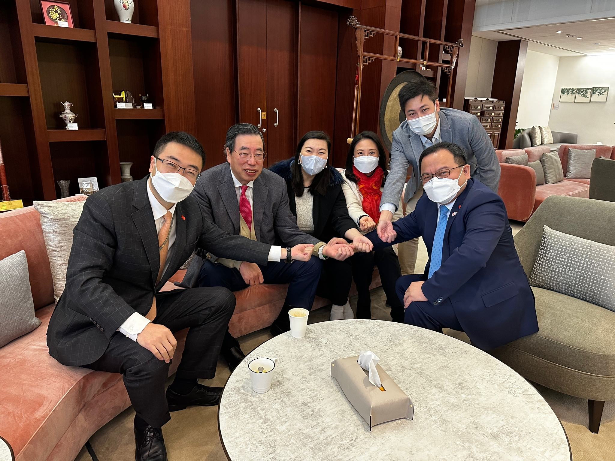 新任議員昨日（19日）宣誓前在立法會前廳，首位中醫師議員陳永光為其他議員把脈。