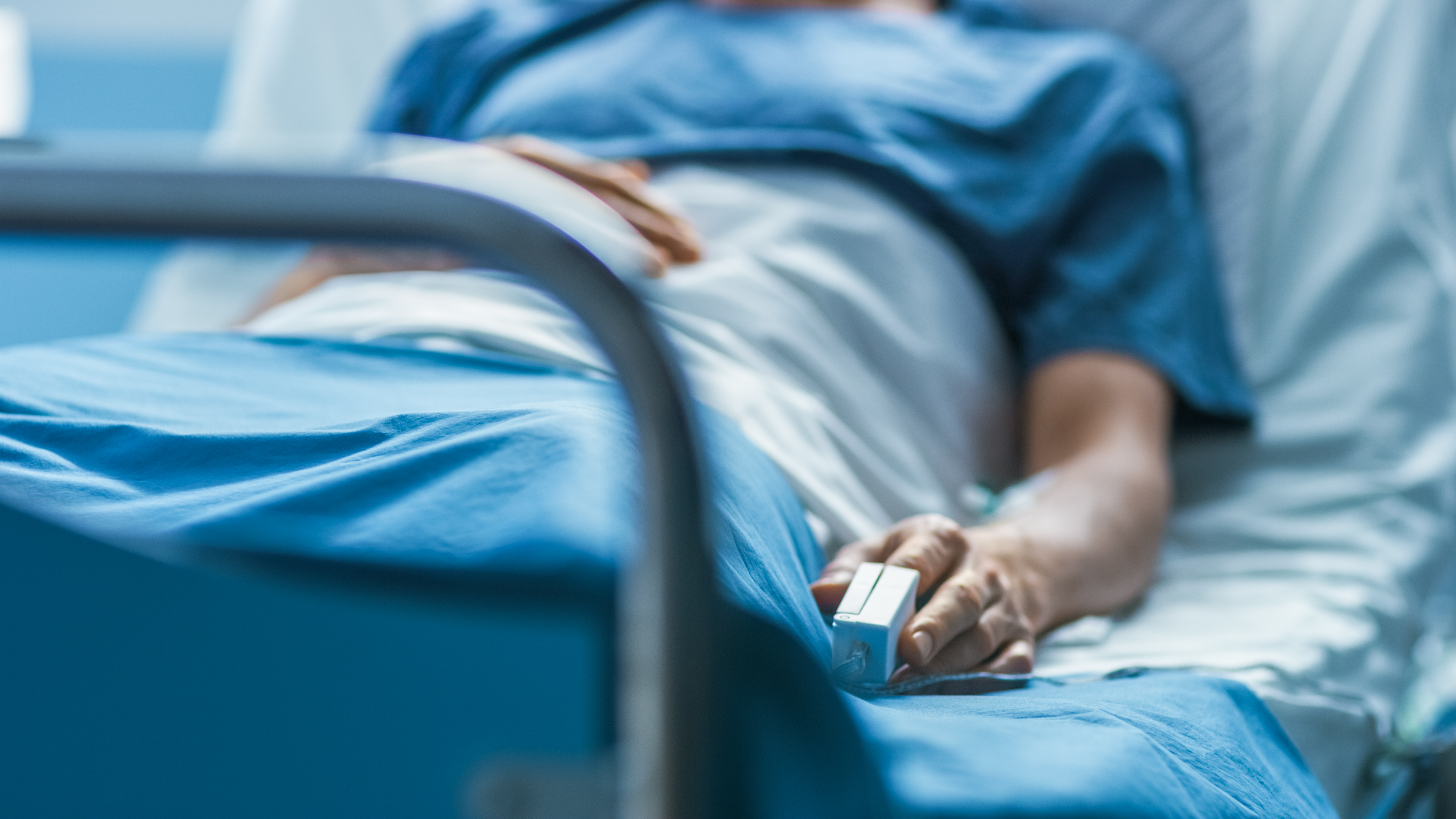 兒子手術後疼痛失眠,但看到母親恢復健康很是欣慰。