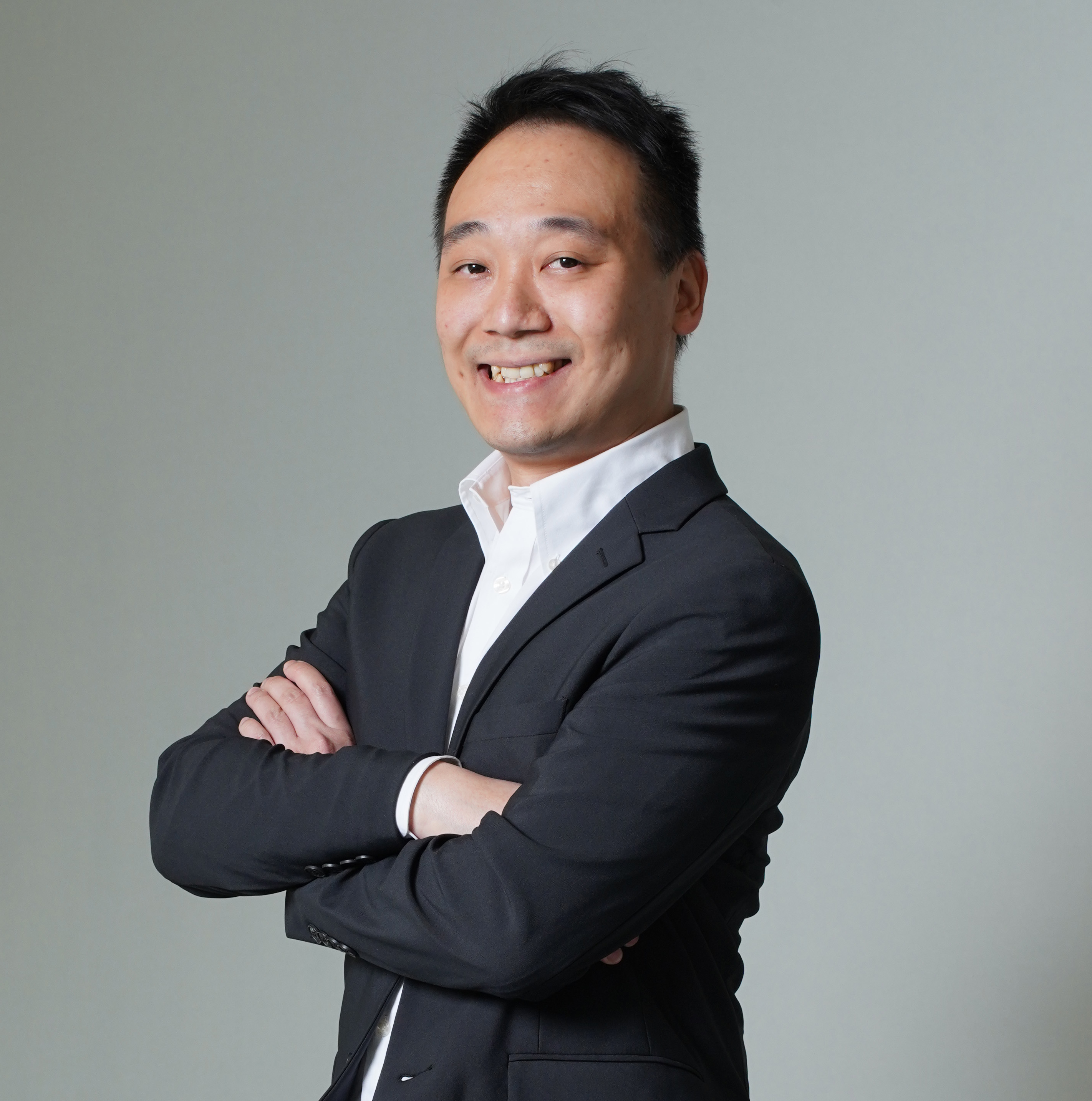 普銳醫療產品經理伍世恩（Sai Ng）表示，與傳統腹腔鏡相比，「SIRIUS内窺鏡系統」在⼿術流程上具有兩⼤顯著優勢。