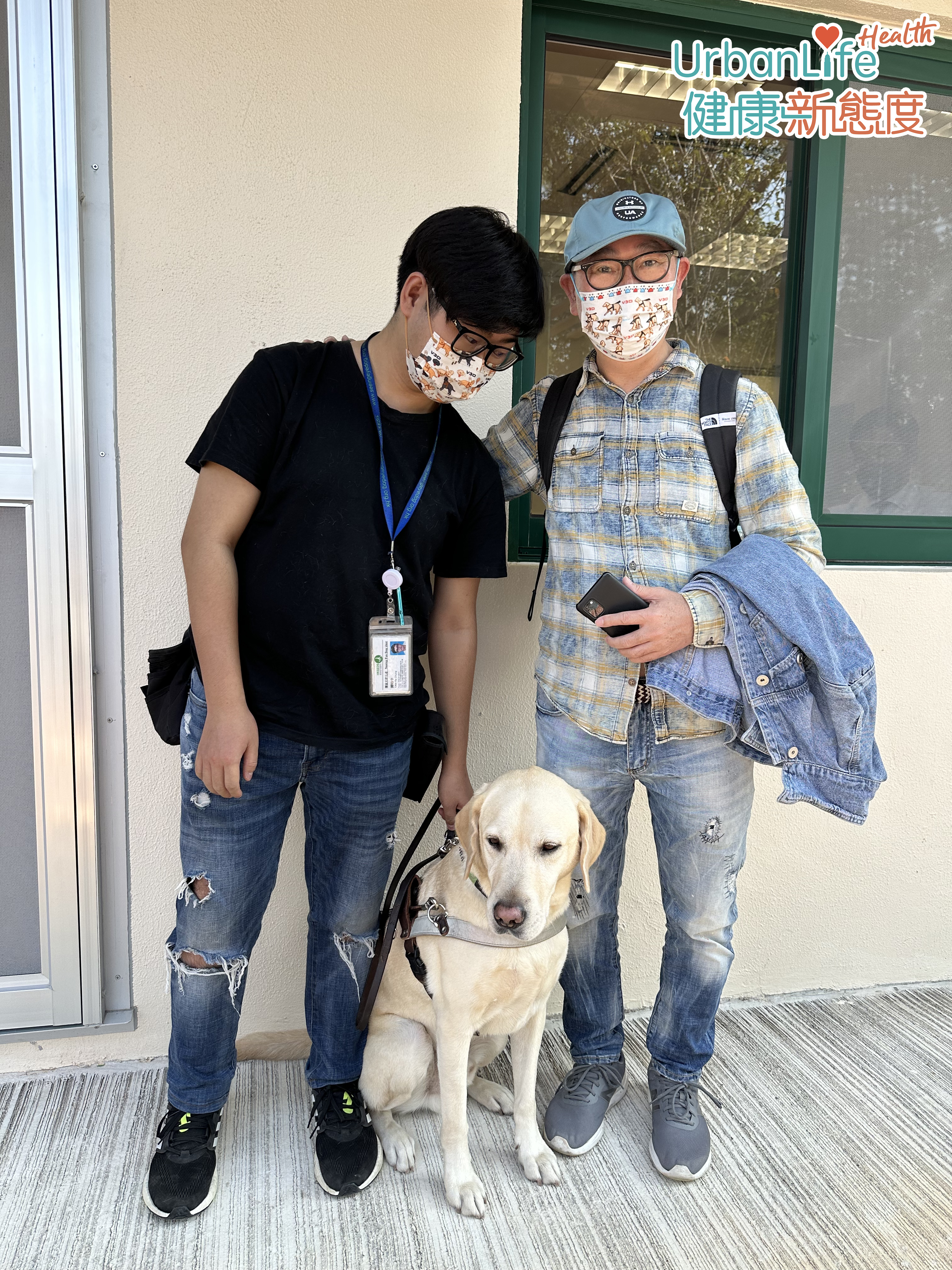 Mario(左),Mario父親(右)2年前申請導盲犬服務,「多多」(中)的出現令他生活行動更方便。