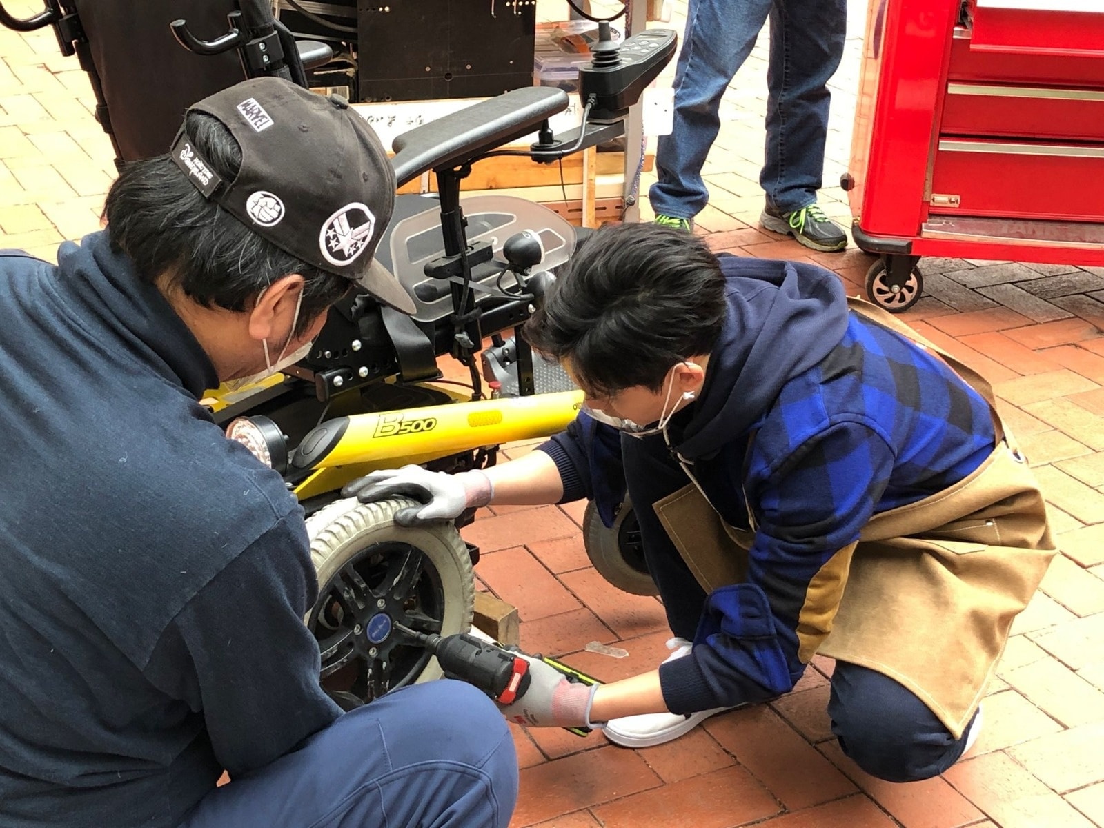 「自強協會」自2012年開創「輪椅美工師」項目為殘疾人士免費維修輪椅。