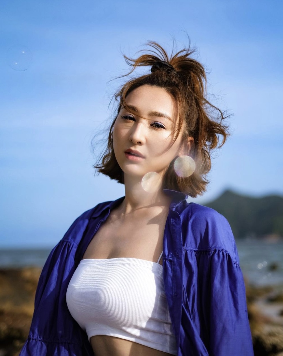 記者告訴高海寧,「因為寫你,啲書賣得好啊,銷量第一。」