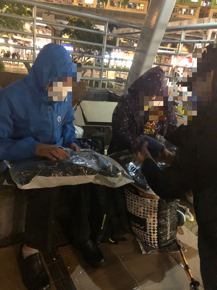 「送暖行動」在寒冷日子中將禦寒衣物送到無家者手中。