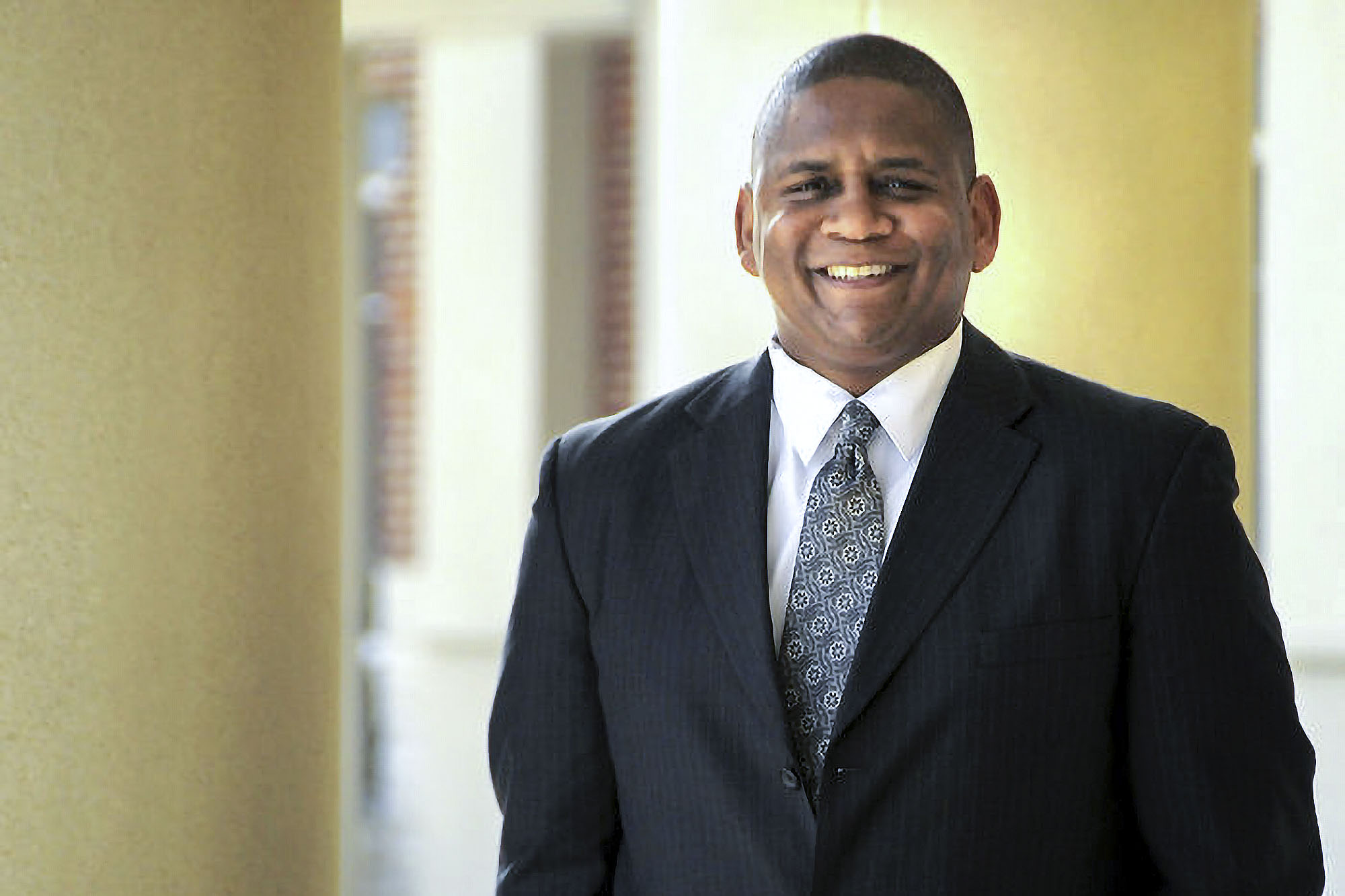 John Hollis的血液含可中和該病毒的超級抗體，即使將其稀釋1萬倍，仍可抵抗90％的新冠病毒。