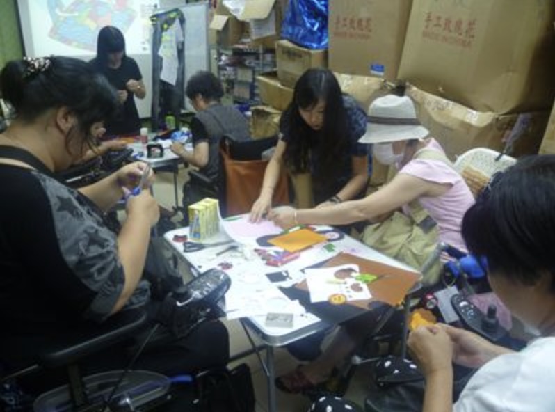 美容師啟發其他輪椅者發揮創意，粉飾輪椅。