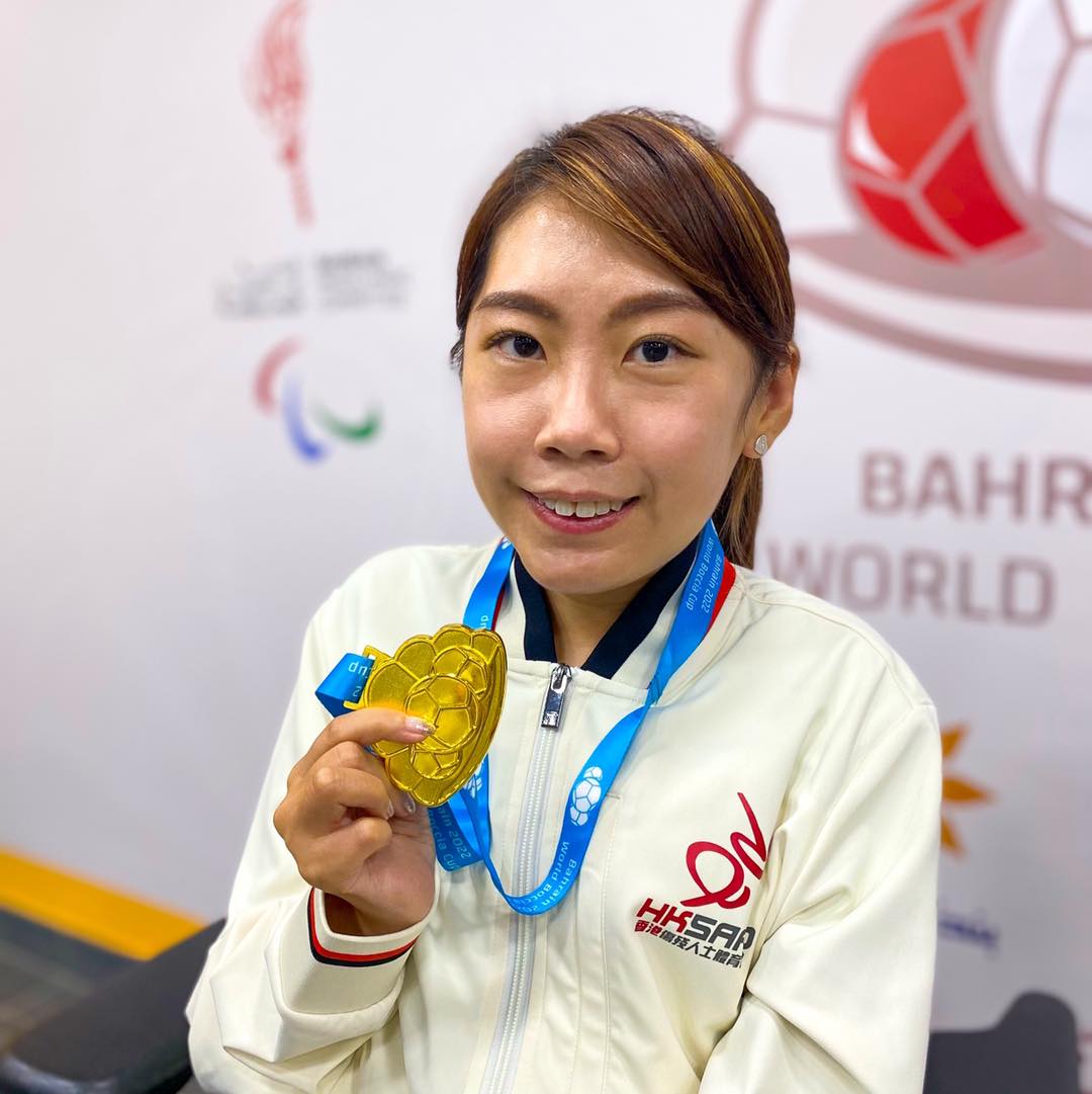 現年27歲的何宛淇是脊髓肌肉萎縮症患者,同時是香港殘奧硬地滾球運動員代表。