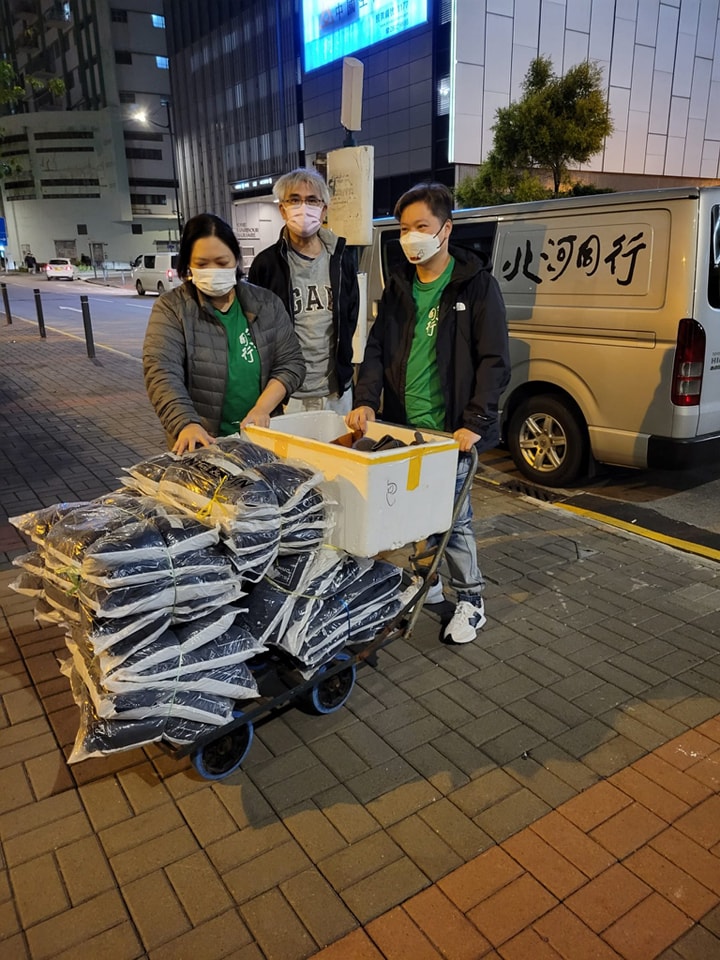 社企「北河同行」近日獲熱心人捐出150件防風保暖褸。