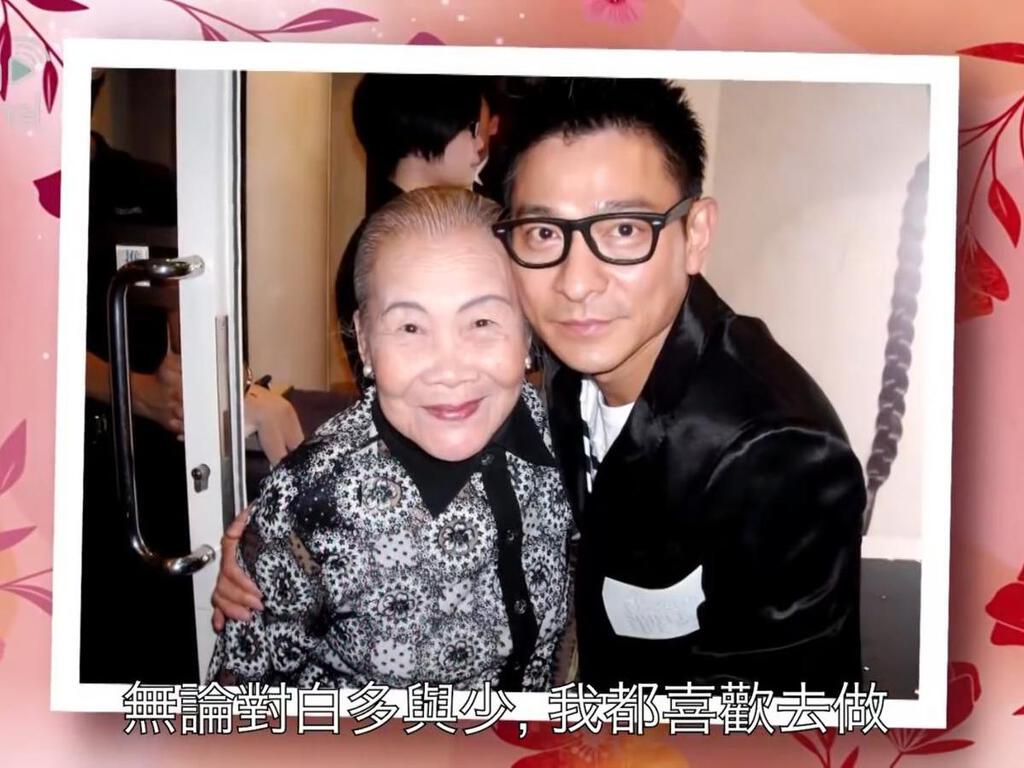 許碧姬會和許多大明星拍照，拿給女兒看。