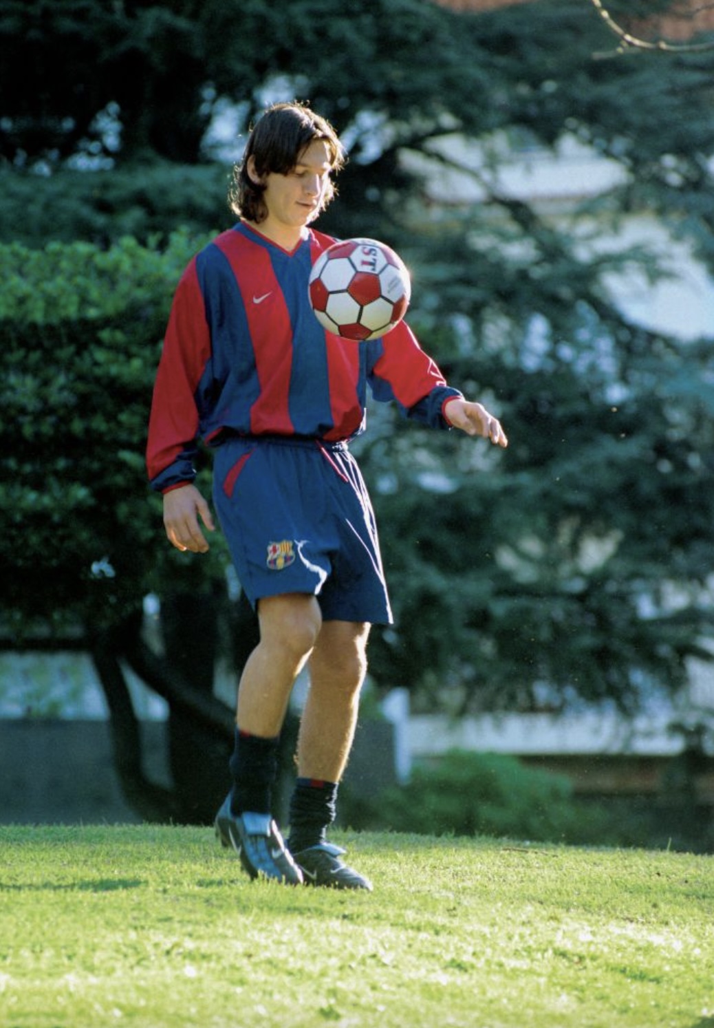 2000年幸運地被巴塞隆納球探雷薩奇看中。