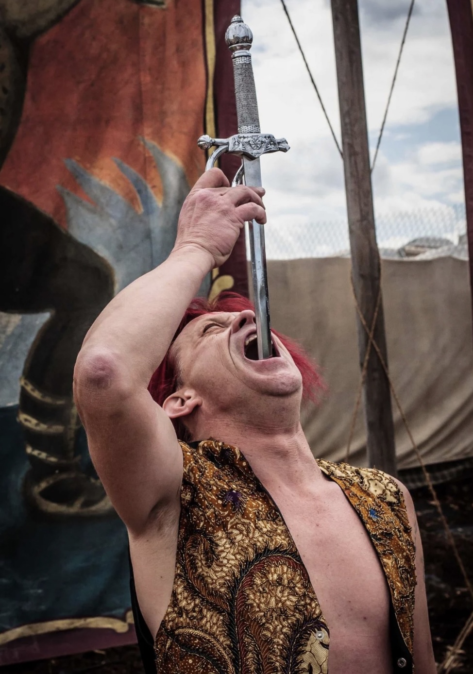 美國一名擁有超過25年表演經歷的「傳奇吞劍者」Scott Nelson。