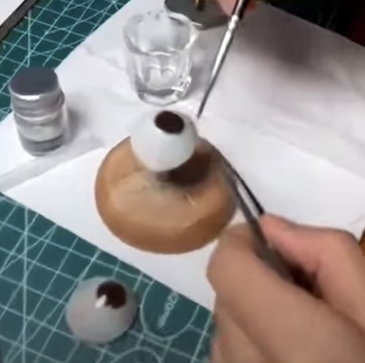 昕瞳決心成為一名義眼師。