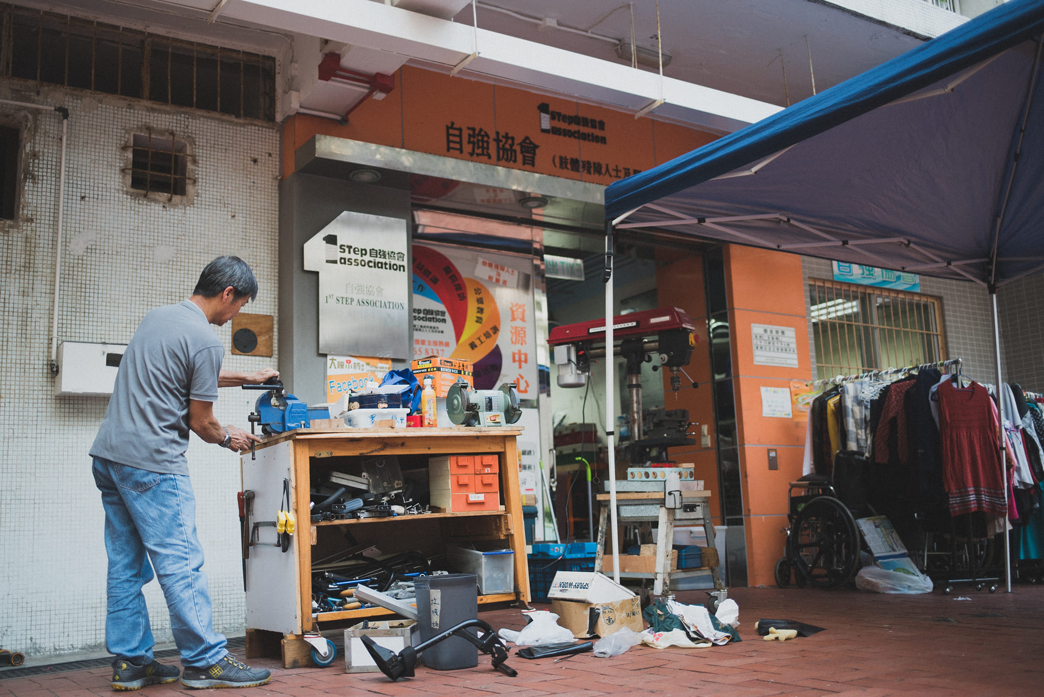 「輪椅美工師」由義工一手包辦，協會不收分毫。