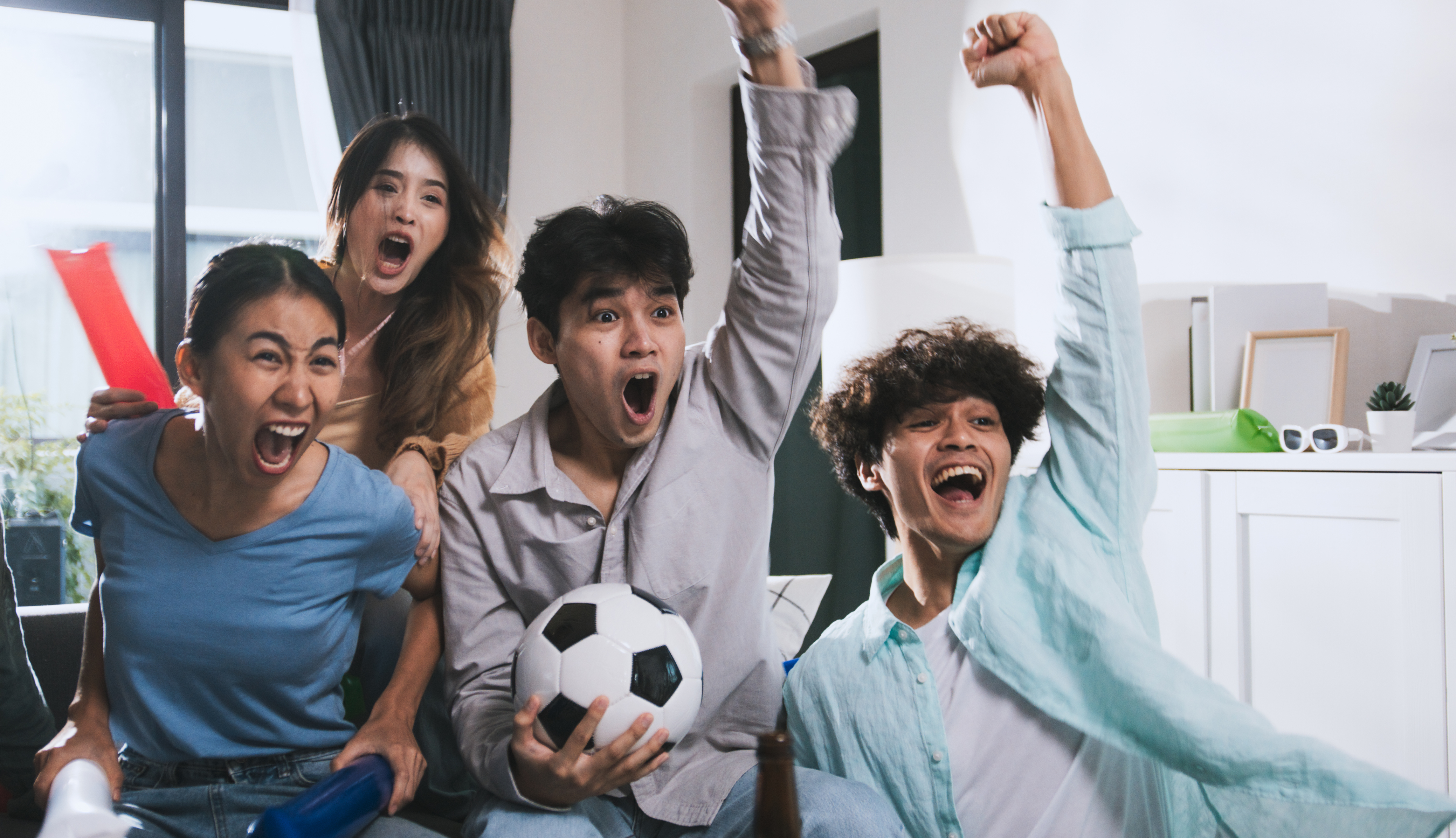 近日不少球迷因長時間熬夜看球引發健康問題。