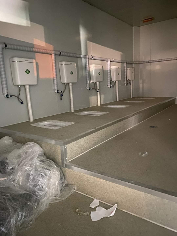 今年3月,網上流傳圖片,指青衣方艙醫院設蹲廁,更沒有隔板分開。