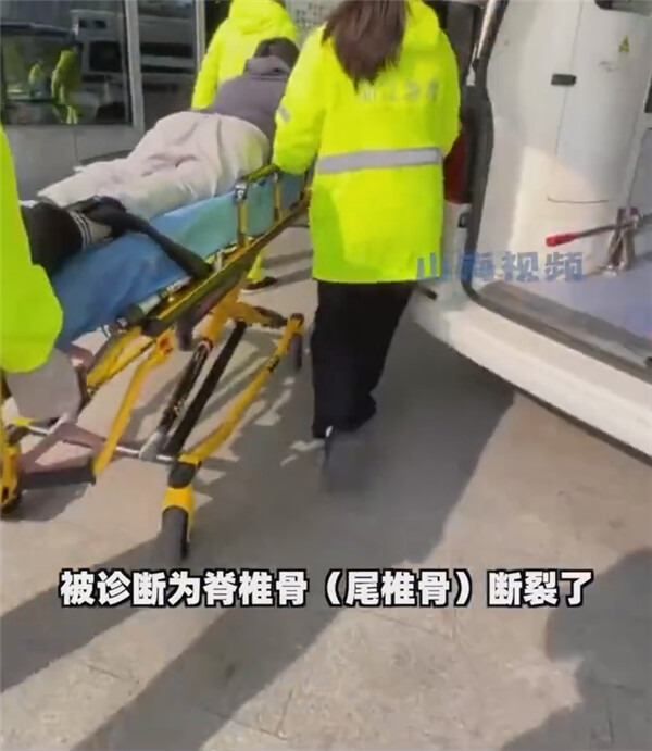 內地一名爸爸在輔導女兒作業時被氣暈摔斷尾椎骨。