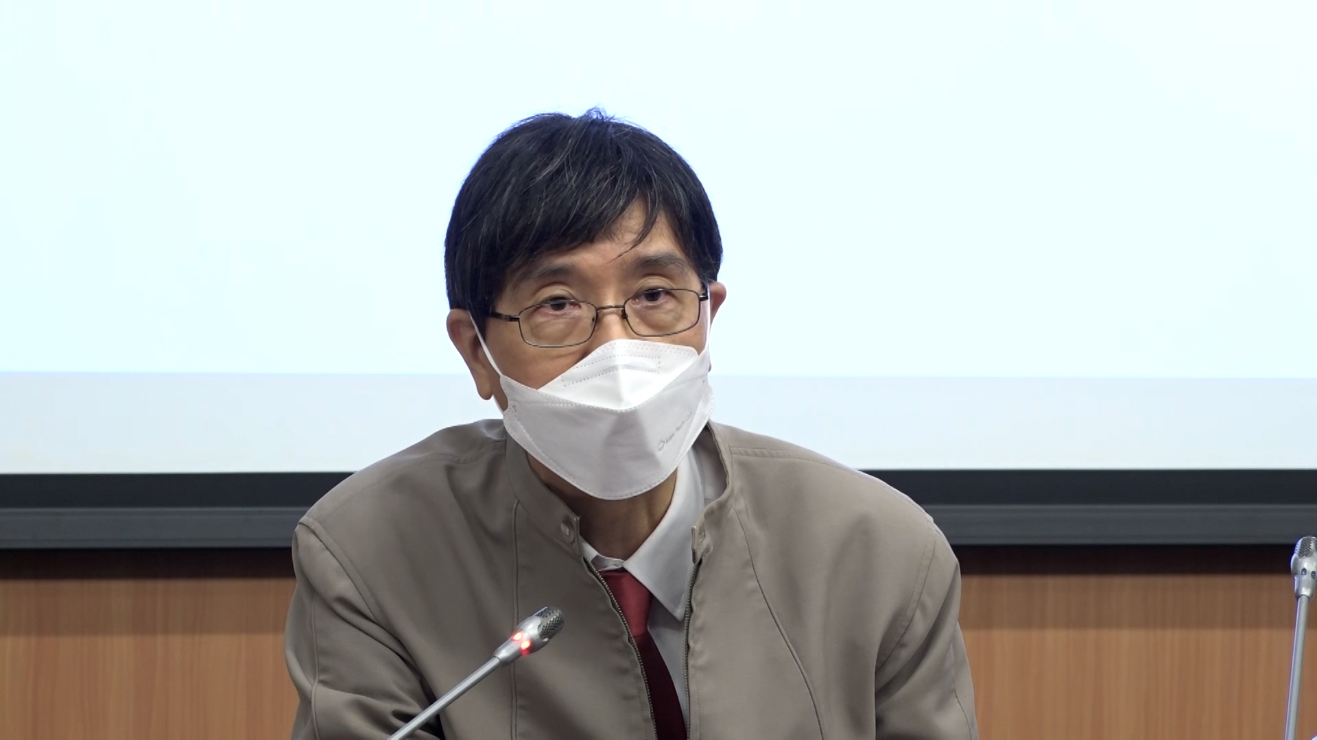 港大研究團隊成員、微生物學系講座教授袁國勇表示,這款噴鼻式疫苗的特點,是在病毒進入人體的位置已提供保護。