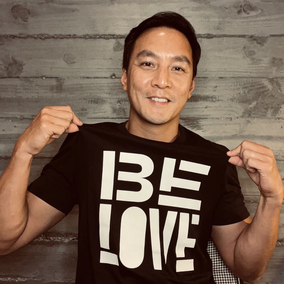 現年48歲的吳彥祖,人氣和魅力仍然不減當年。