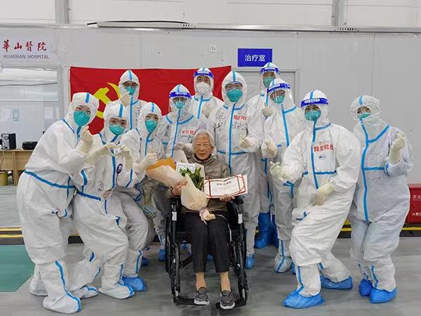 一名染Omicron康復的93歲婆婆表示,新冠一點不可怕,感染了也不要害怕。