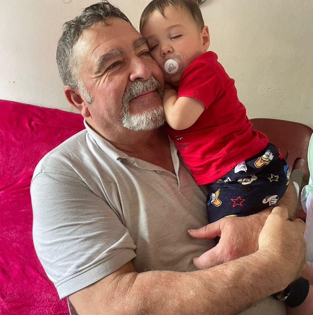 西班牙一名55歲爺爺開車突然低血糖昏迷撞車身亡,1歲孫子因受困16小時患嚴重失溫症不治身亡。