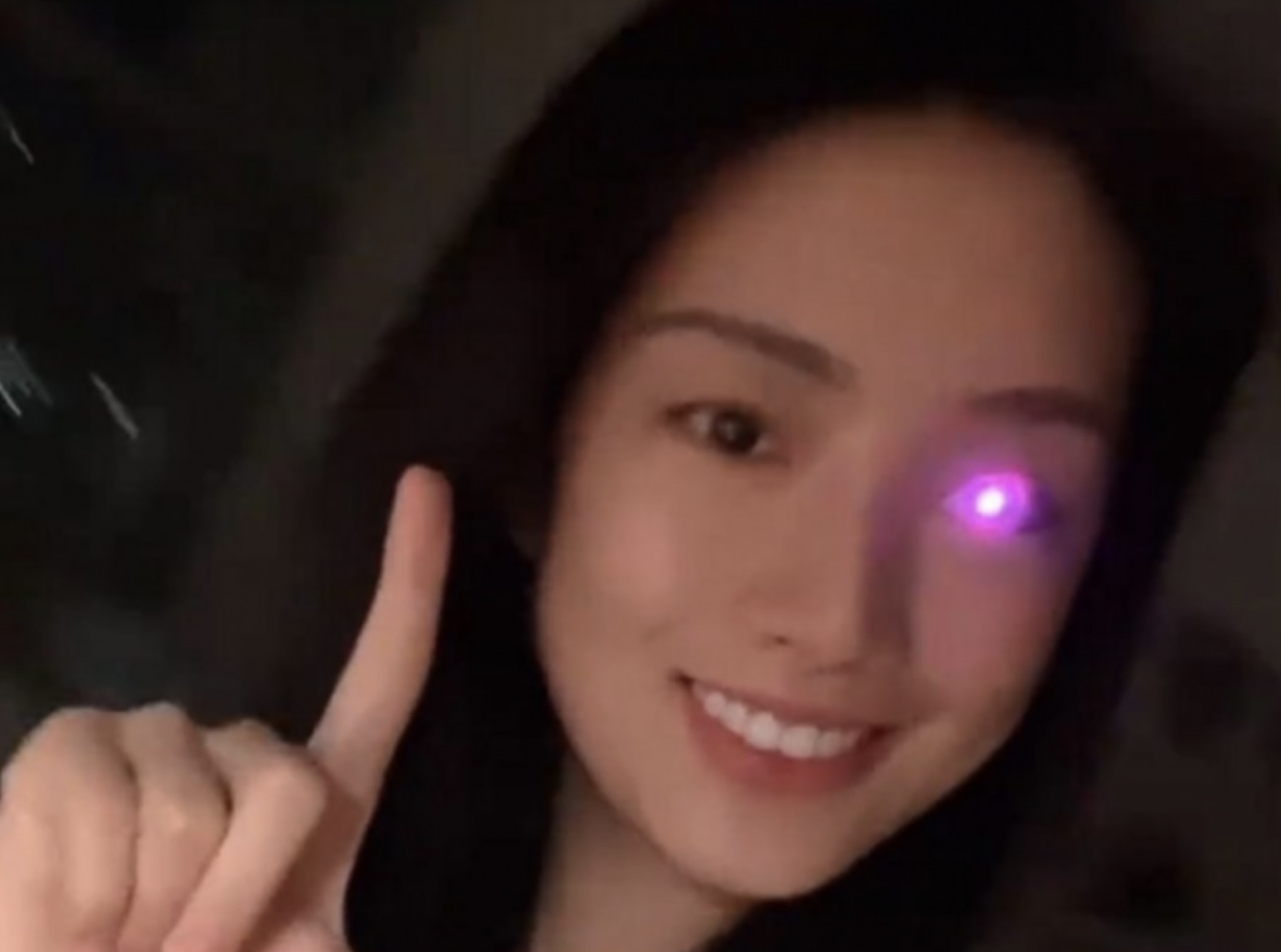 昕瞳改造出「手電筒義眼」。