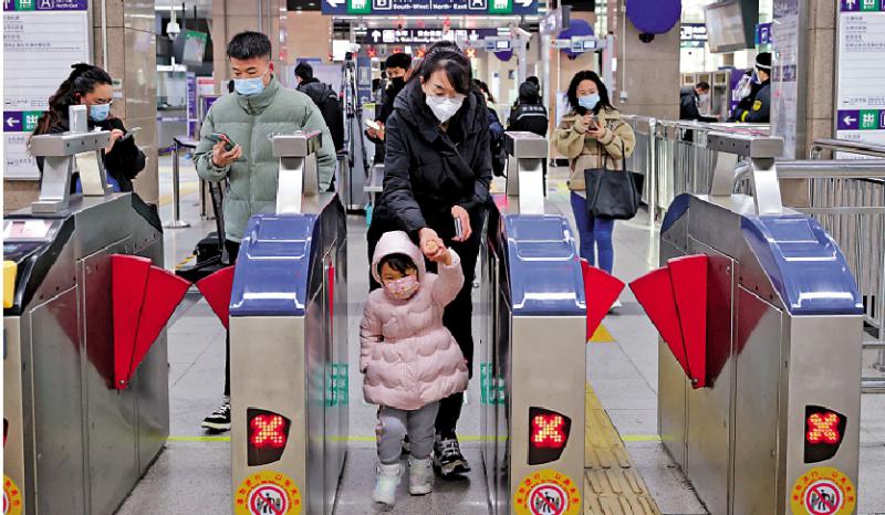 內地新冠本土感染個案回落至3萬宗以下,主要城市陸續放寬核酸檢測要求。