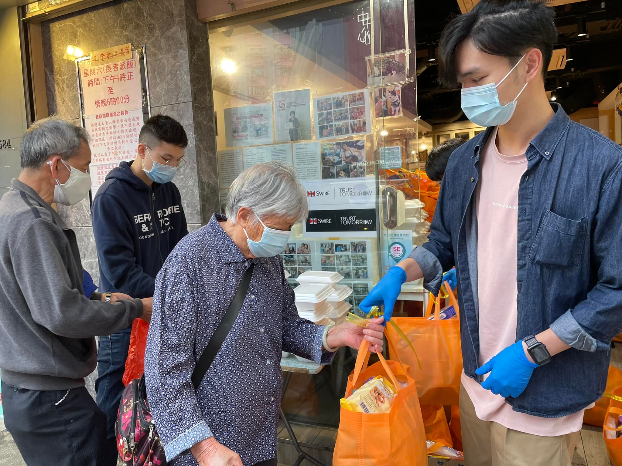 喜樂餐飲免費派給長者街坊。