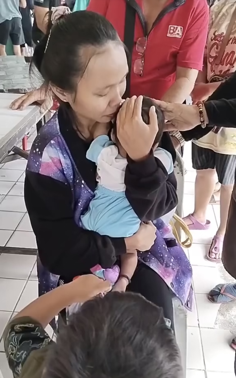 馬來西亞砂拉越有一名母親帶著生病寶寶搭長巴395公里求醫,寶寶途中斷氣死在媽媽懷裡。