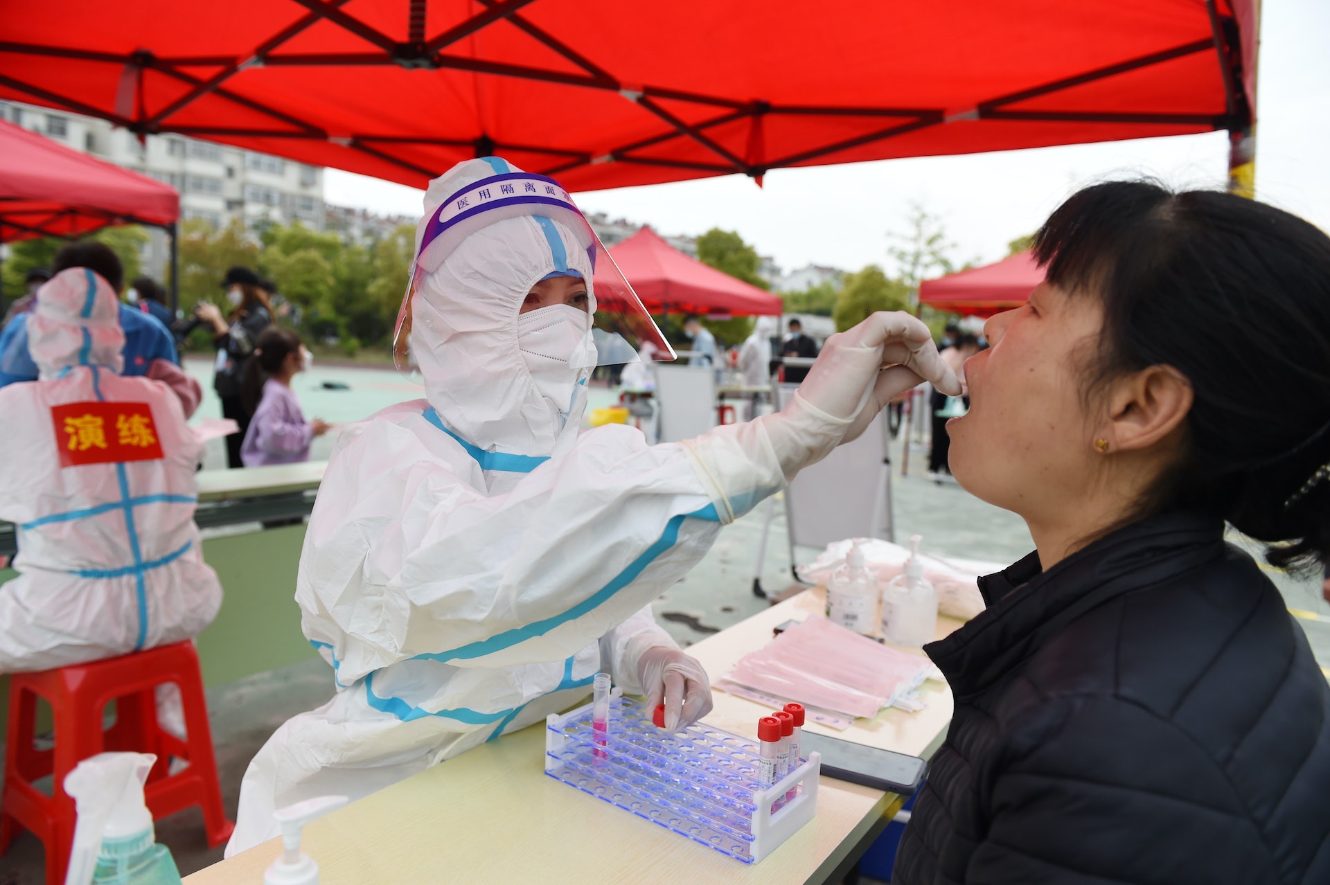 內地宣布新十條,放寬防疫措施,國務院聯防聯控機制進一步介紹落實細節,強調感染新冠病毒後,無症狀就不需治療。