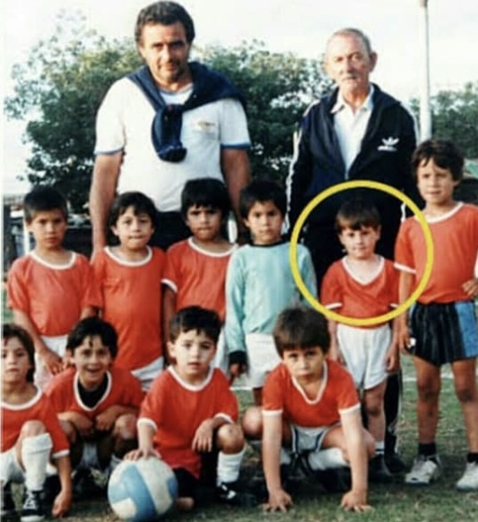 童年時期美斯個子明顯較小。