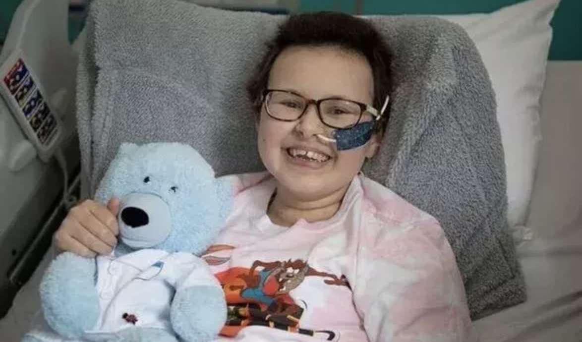 英國一名13歲血癌少女化療、骨髓移植皆無效後,接受一種開創性療法的臨床測試。